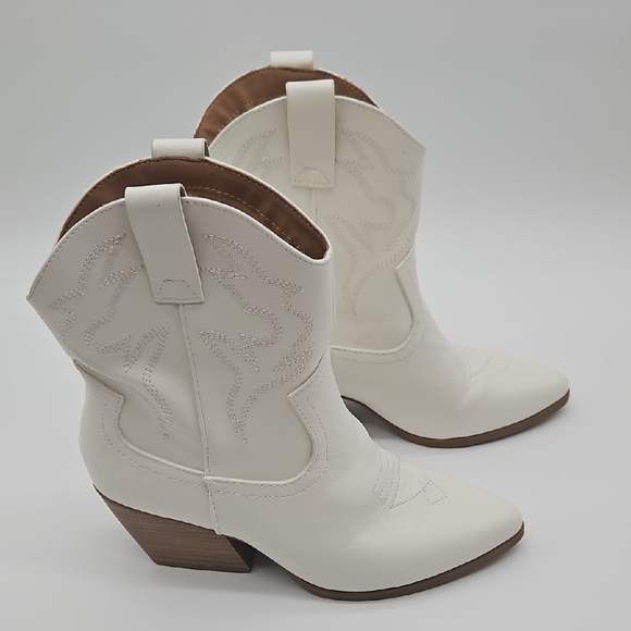 Soda Shoes - Soda White Pointed Toe Western Ankle Boots
